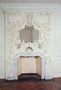 Şömine, 1752 (oyulmuş ahşap ve camlı mermer)
